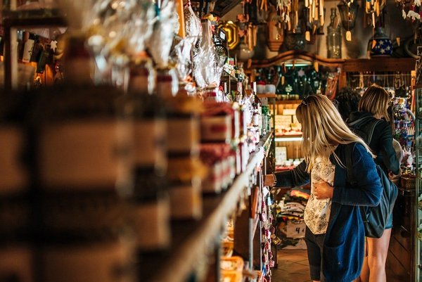 Comment transformer votre espace commercial grâce à un aménagement de magasin personnalisé en Gironde ?